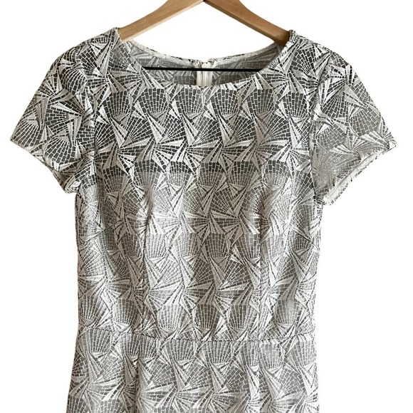 David Meister Lace Overlay Sheath Cocktail Dress in Metallic Silver Geo, Size 6 - Picture 3 of 14